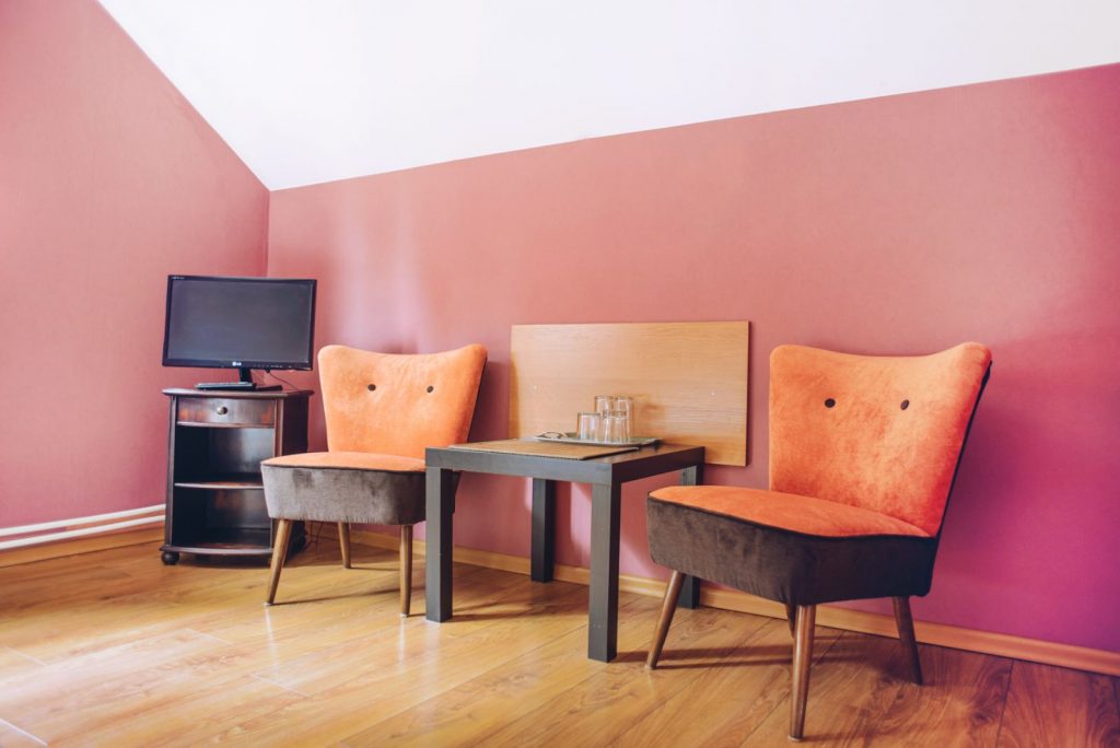 stolik kawowy w pokoju