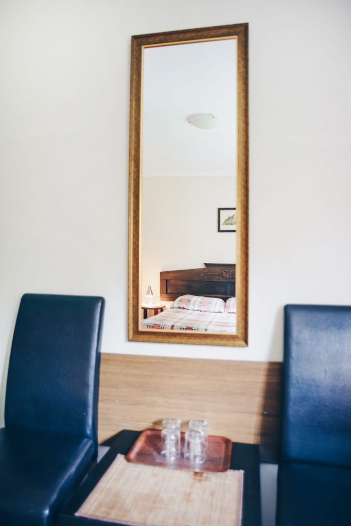 pokój z podwójnym łóżkiem