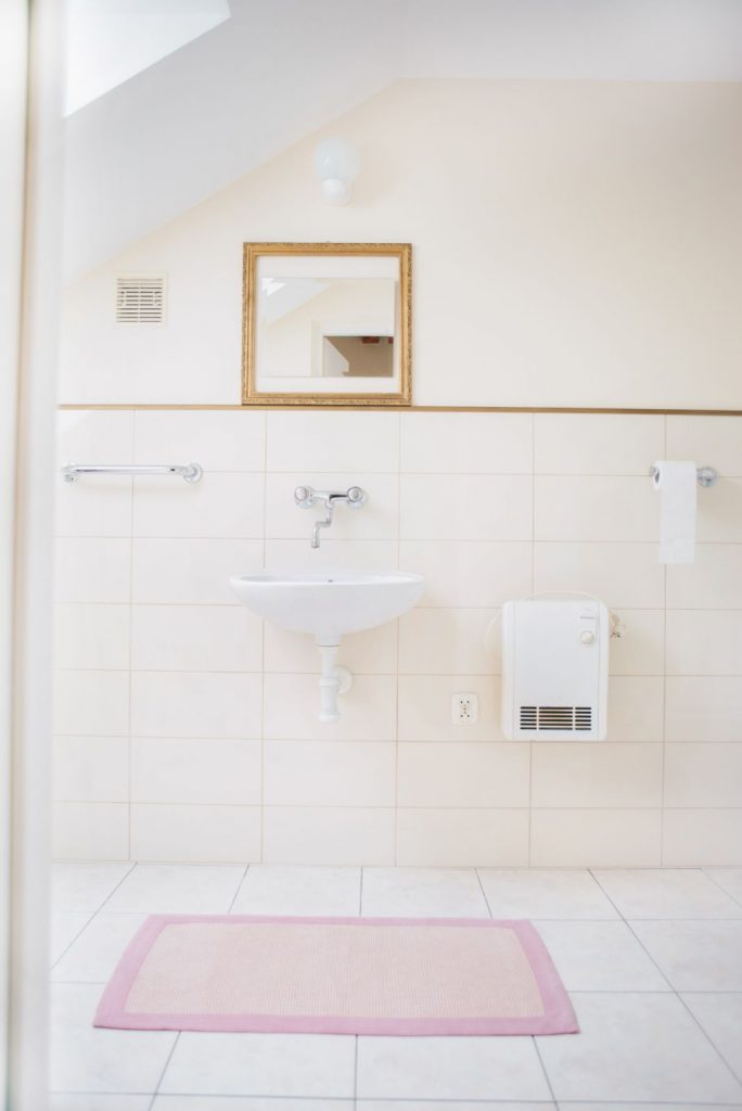 łazienka w pokoju pensjonatu