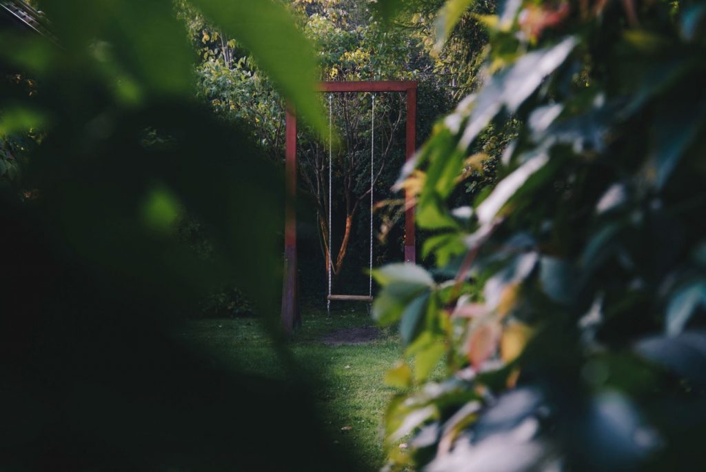 huśtawka w ogrodzie